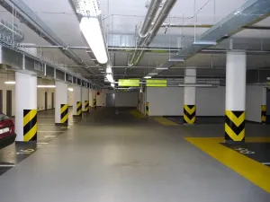 Pronájem garážového stání, Praha - Vinohrady, Korunní, 15 m2