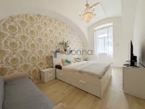 Pronájem bytu 1+1, Praha, Prvního pluku, 48 m2