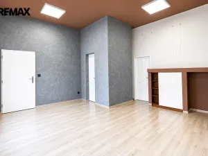 Pronájem obchodního prostoru, Hradec Králové, třída Karla IV., 121 m2