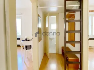 Pronájem bytu 2+kk, Praha, Viklefova, 39 m2