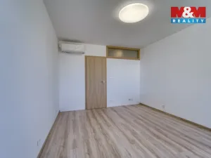 Pronájem bytu 3+kk, Praha - Karlín, U Sluncové, 65 m2