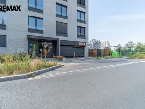 Pronájem garážového stání, Praha - Strašnice, Nad vodovodem, 15 m2