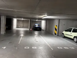 Pronájem garážového stání, Praha - Smíchov, Tomkova, 13 m2