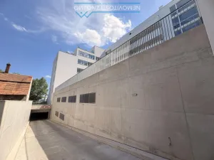 Pronájem garážového stání, Znojmo, Jarošova, 15 m2
