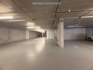 Pronájem garážového stání, Znojmo, Jarošova, 15 m2