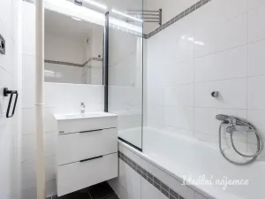 Pronájem bytu 2+kk, Praha, Argentinská, 44 m2