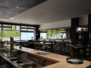Pronájem restaurace, Pardubice, nábřeží Závodu míru, 100 m2