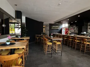 Pronájem restaurace, Pardubice, nábřeží Závodu míru, 100 m2