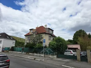 Prodej podílu 1/4 činžovního domu, Praha - Hlubočepy, V násypu, 430 m2