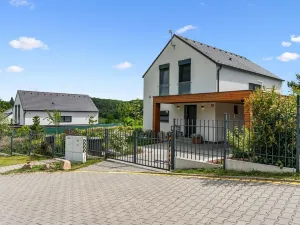 Prodej rodinného domu, Kamenice, Lužní, 141 m2