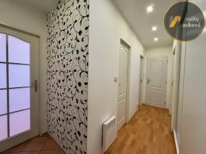 Prodej bytu 3+1, Praha - Prosek, Pískovcová, 67 m2