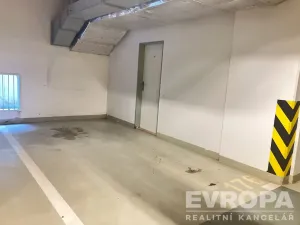 Pronájem garážového stání, Praha - Dejvice, Heinemannova, 21 m2