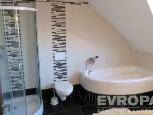 Pronájem vily, Pardubice - Svítkov, Orebská, 220 m2