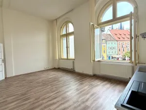 Pronájem bytu 1+kk, Cheb, náměstí Krále Jiřího z Poděbrad, 44 m2