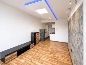 Pronájem bytu 2+kk, Praha - Kobylisy, Frýdlantská, 43 m2