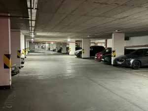 Pronájem garážového stání, Praha - Vysočany, Poděbradská, 15 m2