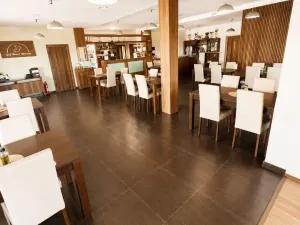 Pronájem restaurace, Bitozeves, 824 m2