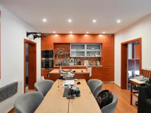 Prodej obchodního prostoru, Jesenice, Cedrová, 56 m2