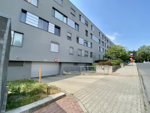 Pronájem garážového stání, Praha, 13 m2