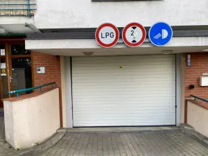 Pronájem garážového stání, Praha - Břevnov, Slavníkova, 12 m2