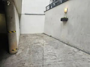 Pronájem garážového stání, Praha - Nusle, Bartoškova, 17 m2