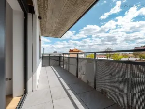 Prodej bytu 2+kk, Praha - Vysočany, Spojovací, 87 m2