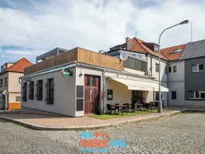 Pronájem restaurace, Praha - Záběhlice, Roztylské náměstí, 335 m2