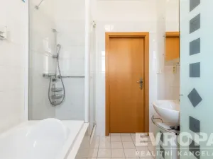 Prodej bytu 3+kk, Praha - Újezd, Pastevců, 70 m2