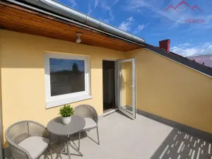 Prodej atypického bytu, Chomutov, náměstí Dr. Beneše, 155 m2