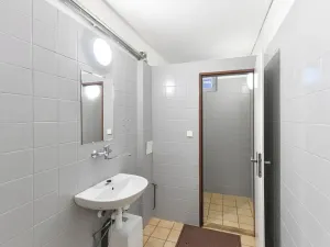 Prodej výrobních prostor, Praha - Horní Počernice, Komárovská, 210 m2
