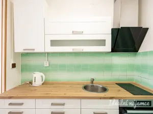 Pronájem bytu 2+kk, Praha - Petrovice, Lessnerova, 43 m2