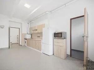 Pronájem bytu 2+kk, Pardubice, Pernerova, 55 m2