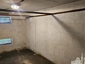 Pronájem garážového stání, Praha - Podolí, Kubištova, 17 m2