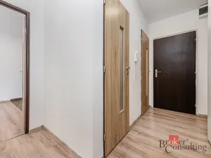 Pronájem bytu 2+kk, Praha - Kobylisy, Chabařovická, 47 m2