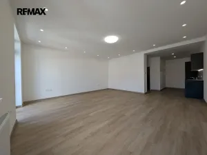 Pronájem bytu 1+kk, Praha - Vršovice, Na louži, 55 m2