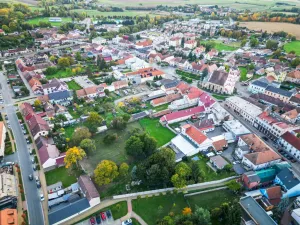 Prodej činžovního domu, Chlumec nad Cidlinou - Chlumec nad Cidlinou I, Klicperovo náměstí, 700 m2