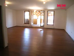Prodej obchodního prostoru, Frenštát pod Radhoštěm, nám. Míru, 900 m2