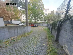 Pronájem garážového stání, Praha - Střešovice, Parléřova, 14 m2
