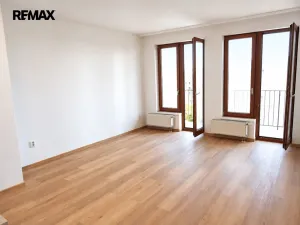 Pronájem bytu 1+kk, Praha - Strašnice, Názovská, 36 m2