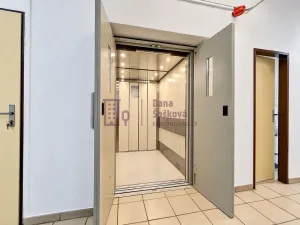 Pronájem obchodního prostoru, Studená, nám. Sv. J. Nepomuckého, 520 m2