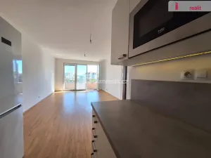 Pronájem bytu 2+kk, Praha, Hlučkova, 63 m2