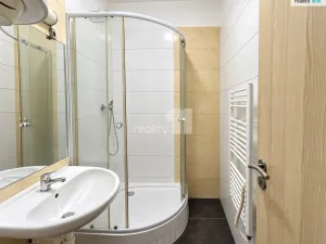 Pronájem bytu 1+kk, Praha - Hrdlořezy, Českobrodská, 28 m2