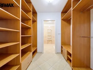 Prodej bytu 3+1, Karlovy Vary, Mariánskolázeňská, 141 m2