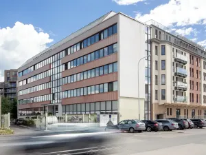 Pronájem garážového stání, Praha - Holešovice, Jankovcova, 15 m2