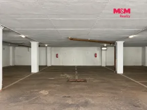 Pronájem garážového stání, Hradec Králové, třída Edvarda Beneše, 12 m2