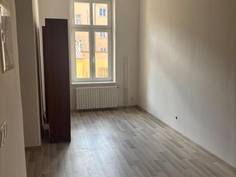 Pronájem kanceláře, Karlovy Vary, Krymská, 24 m2