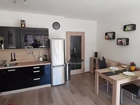 Prodej bytu 1+kk, Strančice, Náměstí Emila Kolbena, 37 m2