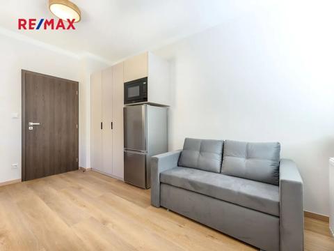 Pronájem bytu 1+kk, Praha - Libeň, náměstí Dr. Václava Holého, 21 m2