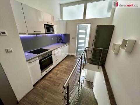 Pronájem bytu 2+1, Karlovy Vary, Jízdárenská, 60 m2