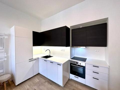 Pronájem bytu 2+kk, Praha, Zenklova, 43 m2